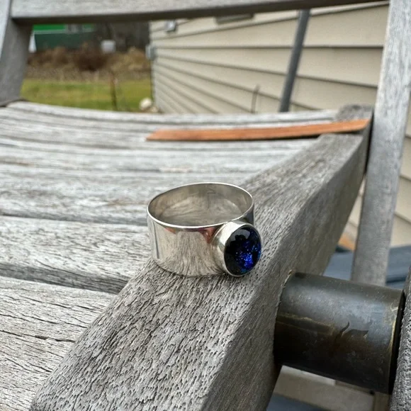 Handcrafted sterling silver and dichroic glass cabochon ring - Picture 7 of 10